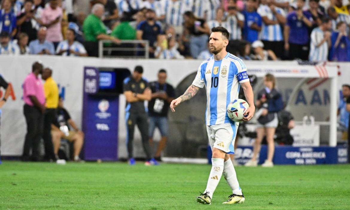Lionel Messi pierde el penal, pero el Dibu Martínez ataja dos de Ecuador.