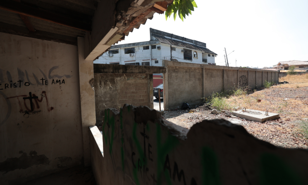 El en terreno baldío constantemente entran personas, lo que genera temor entre los vecinos.