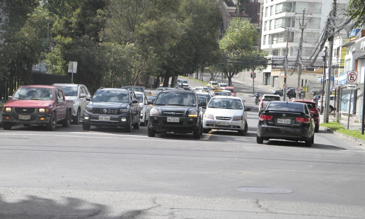 En este lugar hay personas que irrespetan las señales de tránsito y forman un carril adicional, en el norte de Quito.