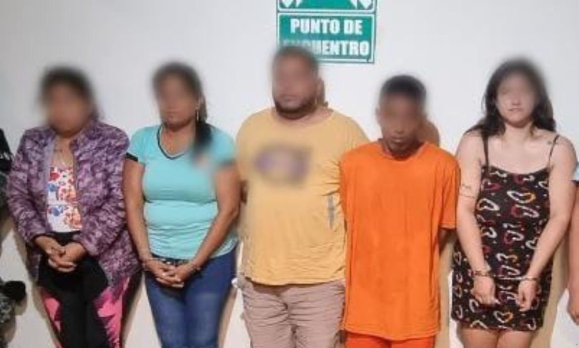 Tres mujeres y dos hombres fueron detenidos.