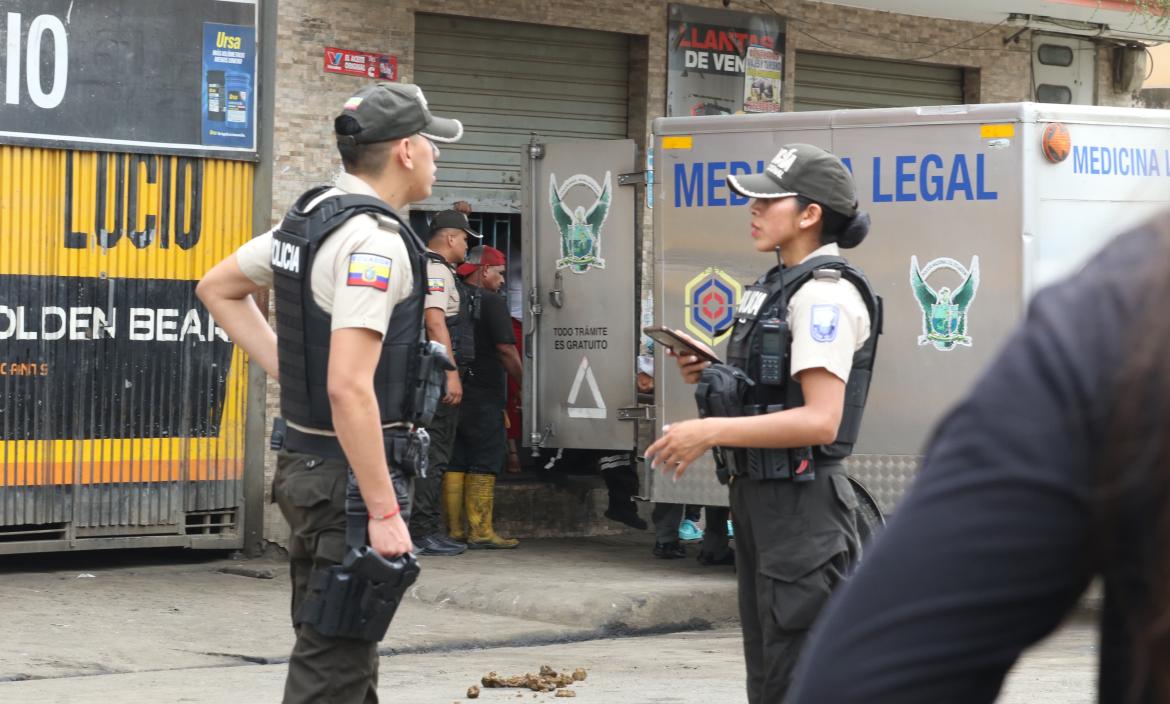 Policías acudieron a los exteriores del negocio para recoger indicios.