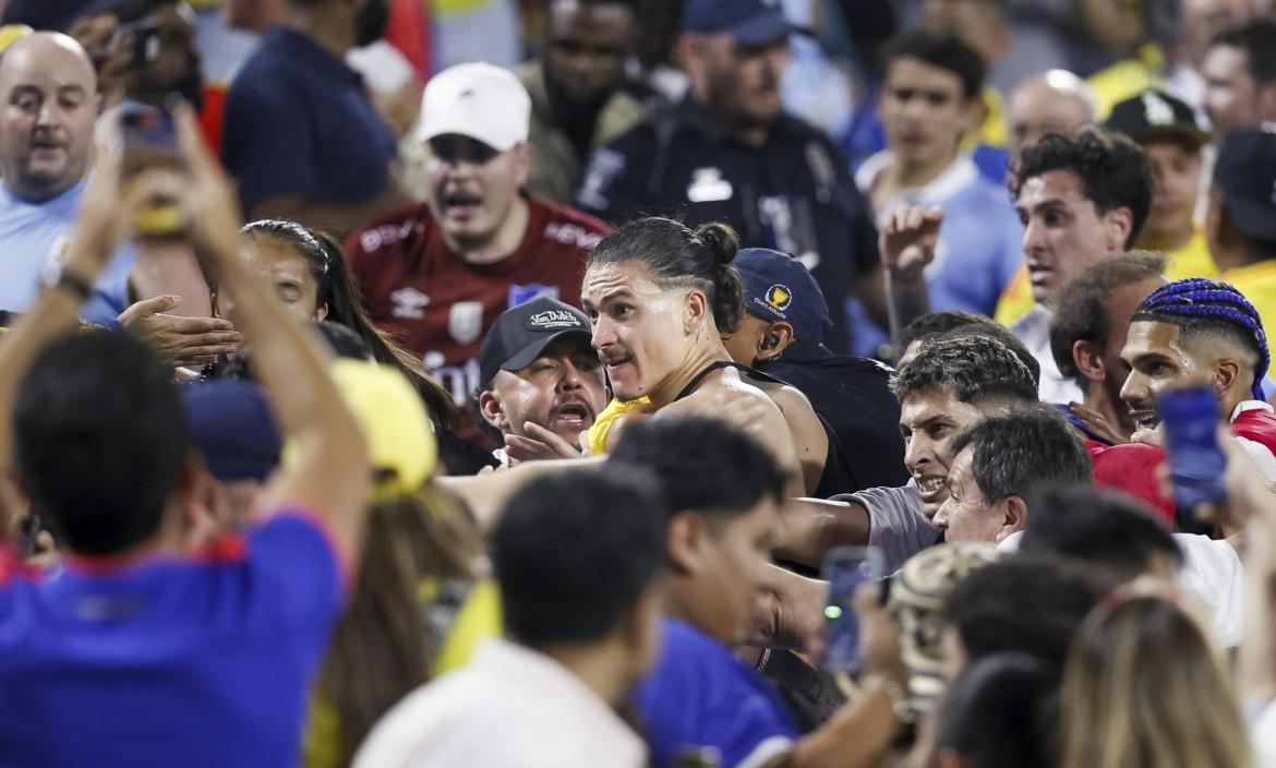 Darwin Núñez en las gradas durante la trifulca después del Uruguay vs. Colombia.