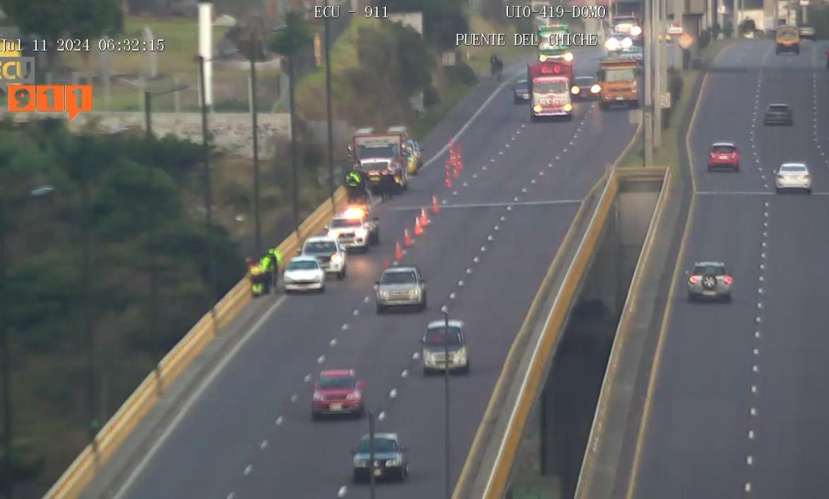 La Ruta Viva, en un carril sentido Quito-Valle, ha cerrado la circulación a causa de las labores en el lugar.