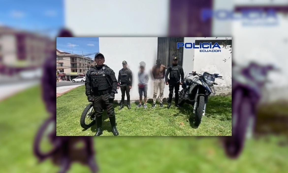 La Policía Nacional del Ecuador informó de la detención de dos sospechosos, luego del robo a una joven mujer en el norte de Quito.