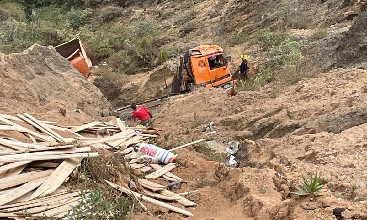 Bomberos de Loja lograron rescatar a dos personas.