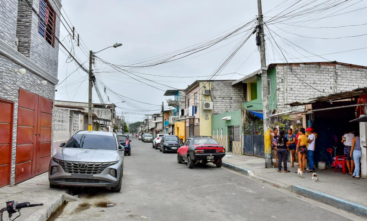 En esta zona del Guasmo se 'bajaron' a dos sujetos mientras jugaban naipes.