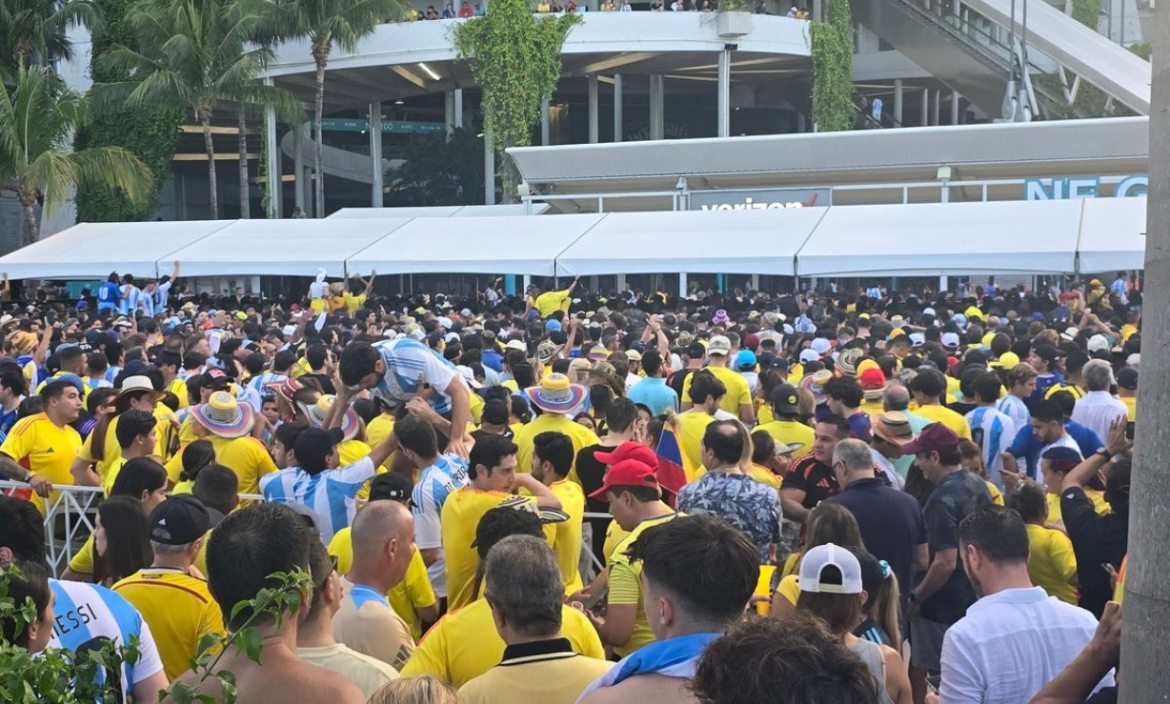 Decenas de aficionados intentaron colarse al Hard Rock Stadium.