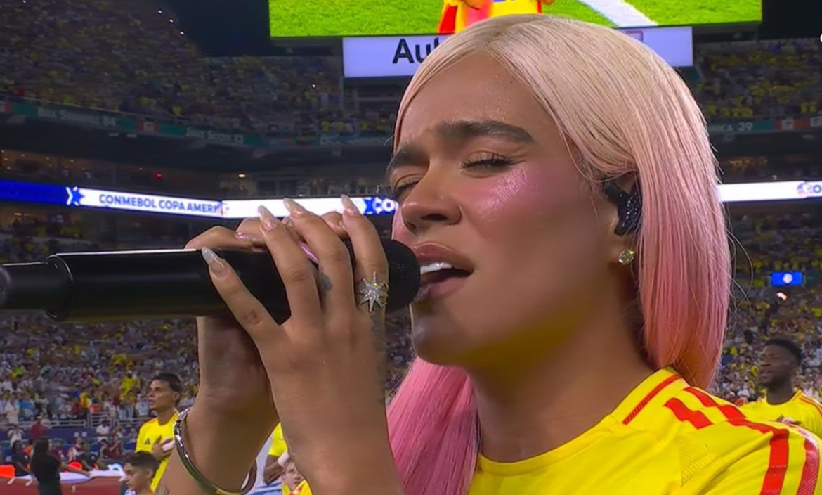 La Bichota emocionó a los colombianos cantando su himno.