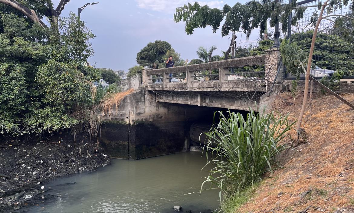 Debajo del puente de Miraflores se observa cómo se vierten directamente las aguas servidas.