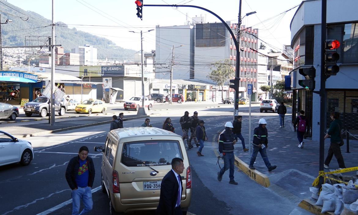 Algunos conductores, pese a la luz roja del semáforo y que peatones están cruzando, avanzan con sus vehículos.