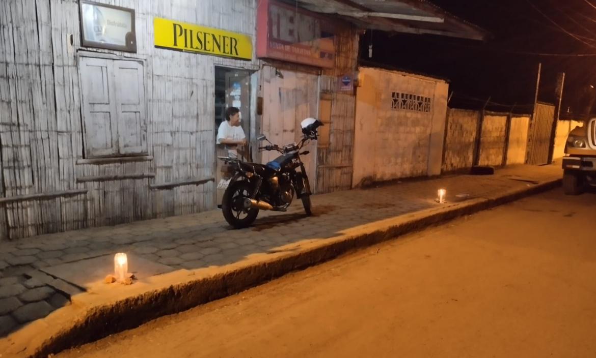 Habitantes de San Isidro encienden velas en sus viviendas y calles, pidiendo por paz y seguridad tras las recientes matanzas.