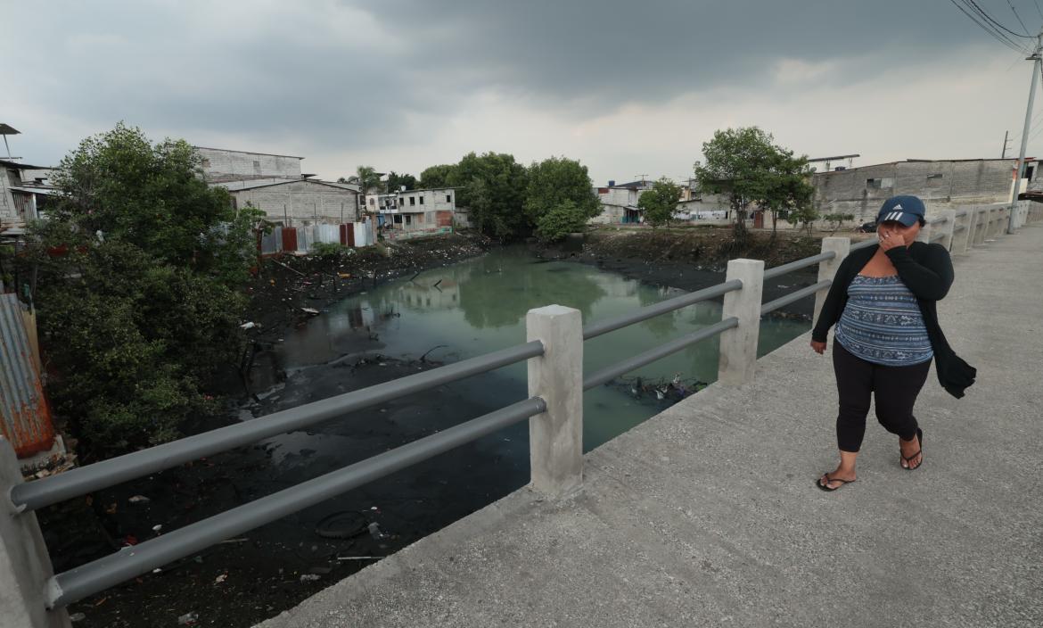 Contaminación ambiental en el estero Salado de Guayaquil.jpg