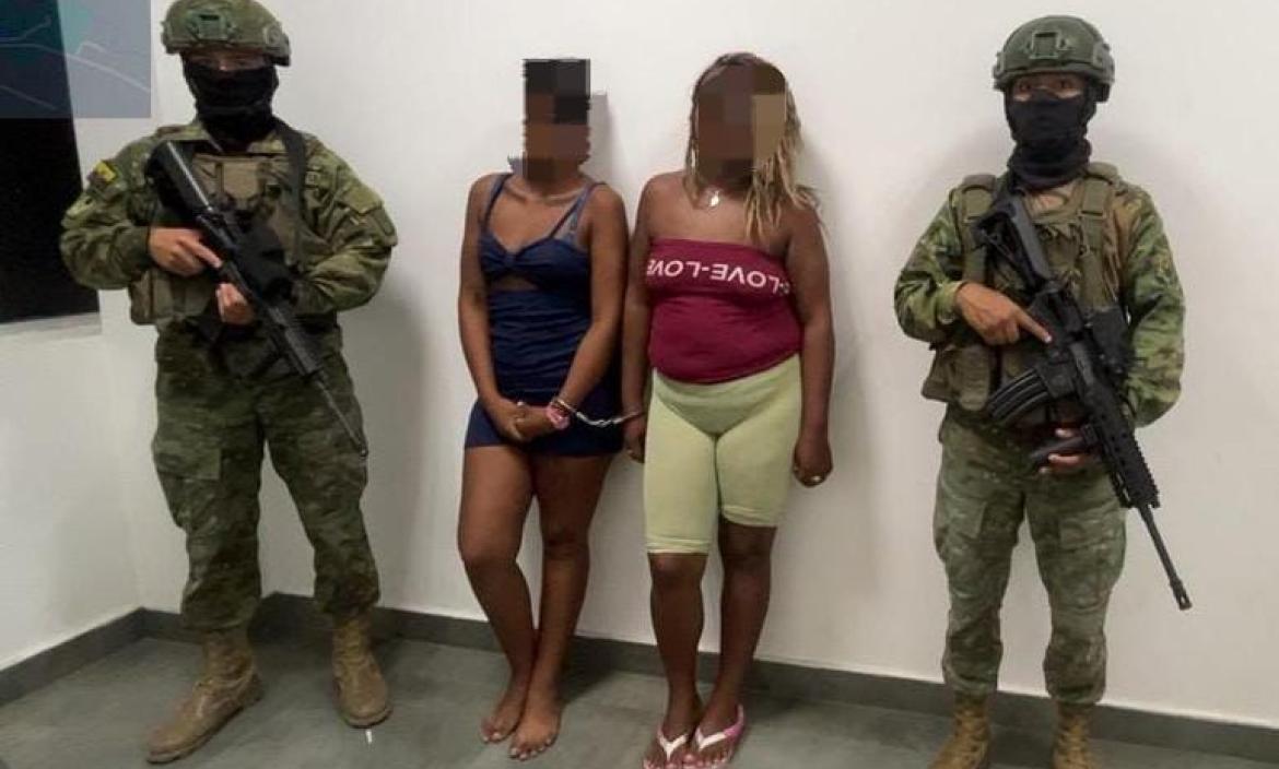 Dos mujeres fueron detenidos por ataques a las Fuerzas Armadas.