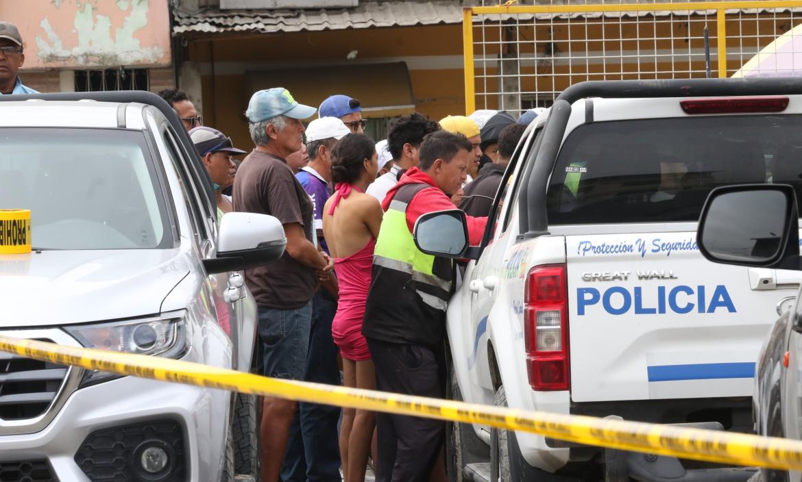 El hombre vivía en aquella ciudadela, según moradores. En el sitio recabaron tres indicios balísticos.