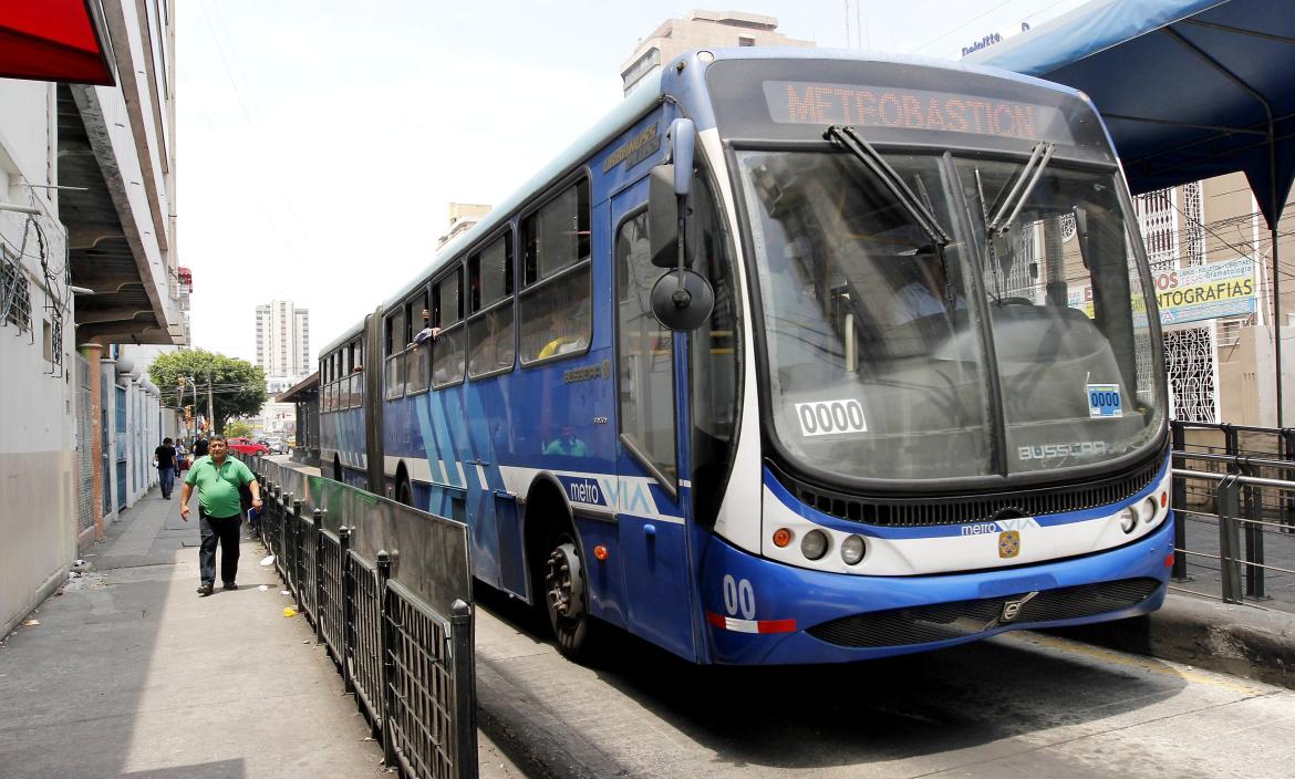 Bus de la Metrovía en el centro de Guayaquil