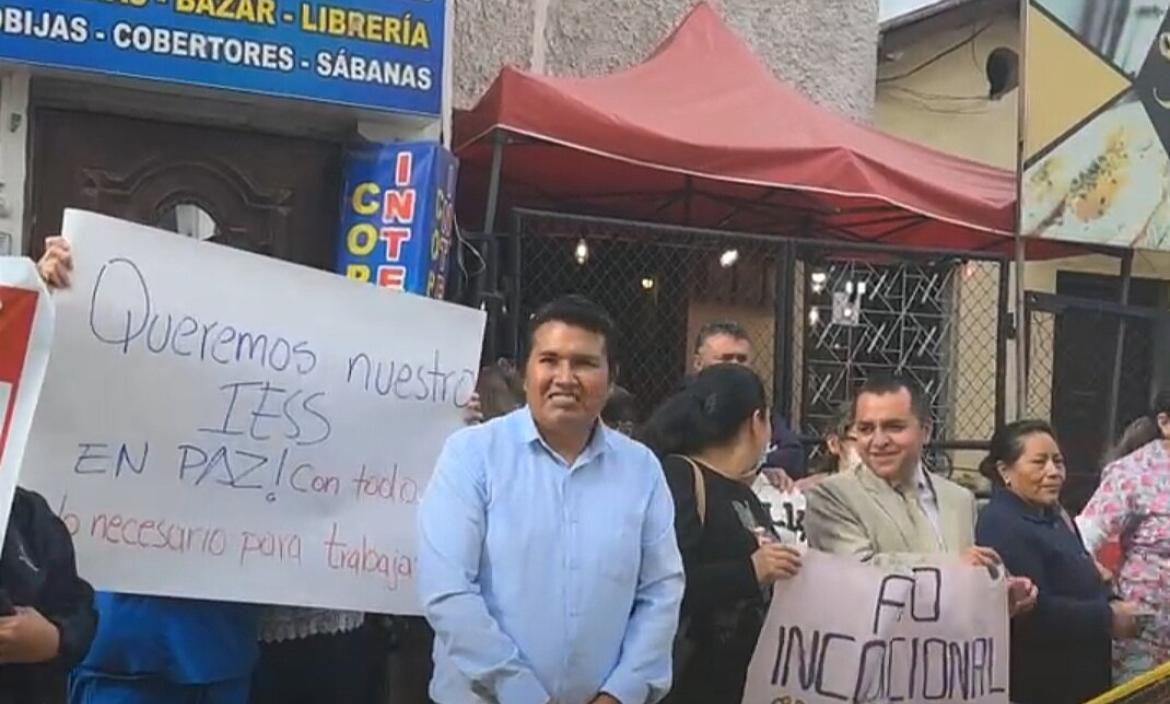 Jubilados y pensionistas protestan frente al Hospital del IESS de Riobamba, exigiendo mejoras en la atención y en los suministros médicos