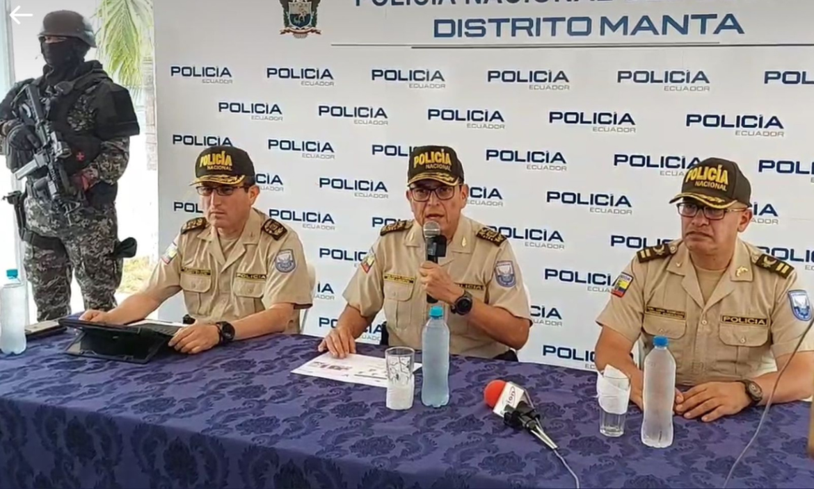 Cesar Zapata, comandante general de la Policía, brindó rueda de prensa en Manta.