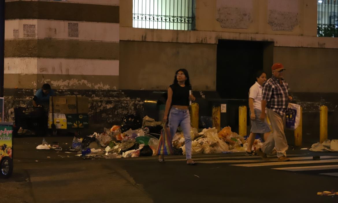 BASURA EN EL CENTRO DE GUAYAQUIL