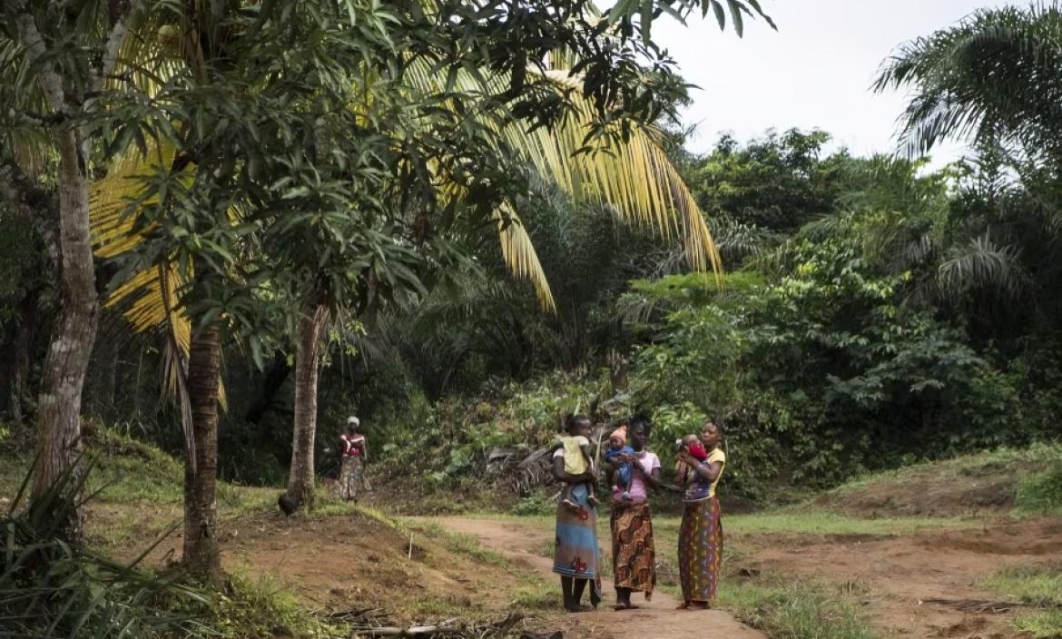 Tres madres en Sierra Leona.