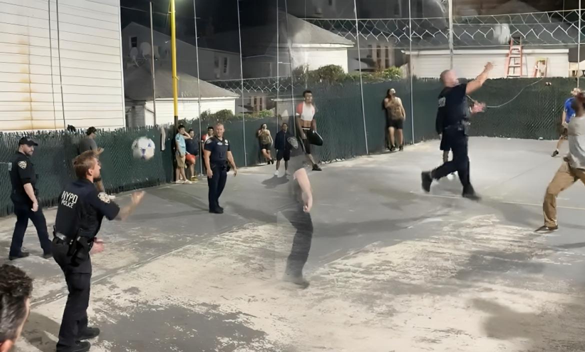 Los policías del NYPD se observaban alegres en el partido.