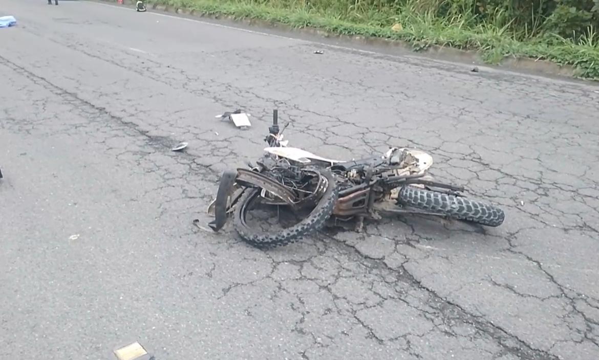 La moto de la víctima quedó en la calzada.