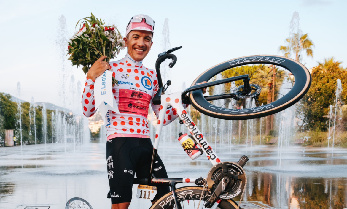 Carapaz culminó el Tour de Francia vistiendo el maillot de puntos rojos.