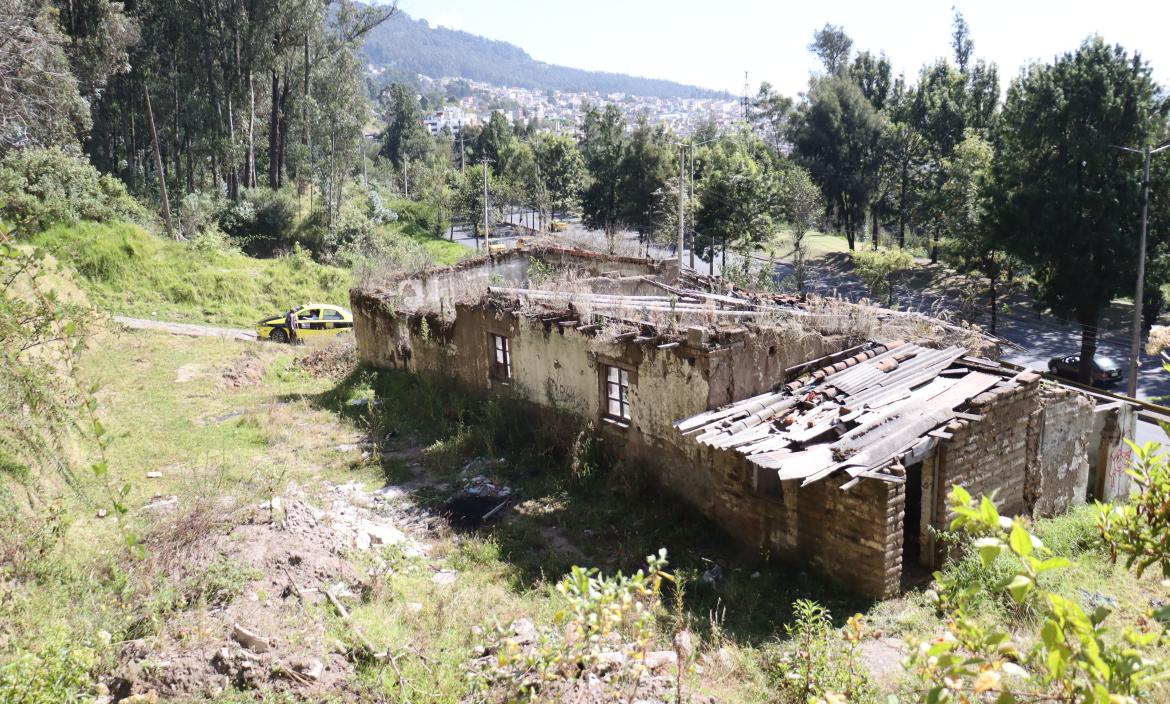 Una casa abandonada podría servir también como guarida en este lugar, a pocos metros de la avenida Mariscal Sucre.