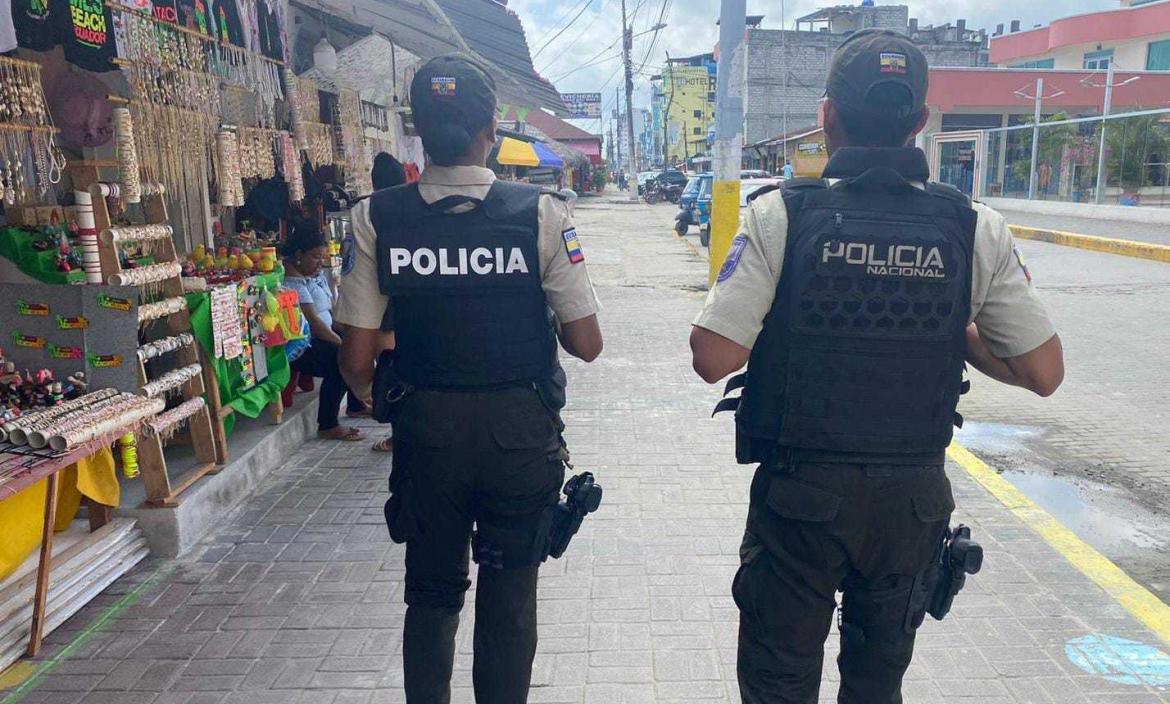 policías patrullan en Atacames