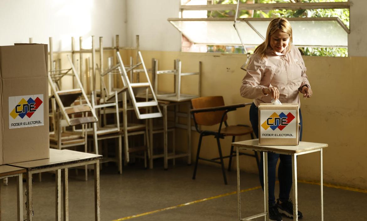 Aunque hay una hora tope para votar en Venezuela, se siguen recibiendo votos hasta que se terminen quienes están en fila.