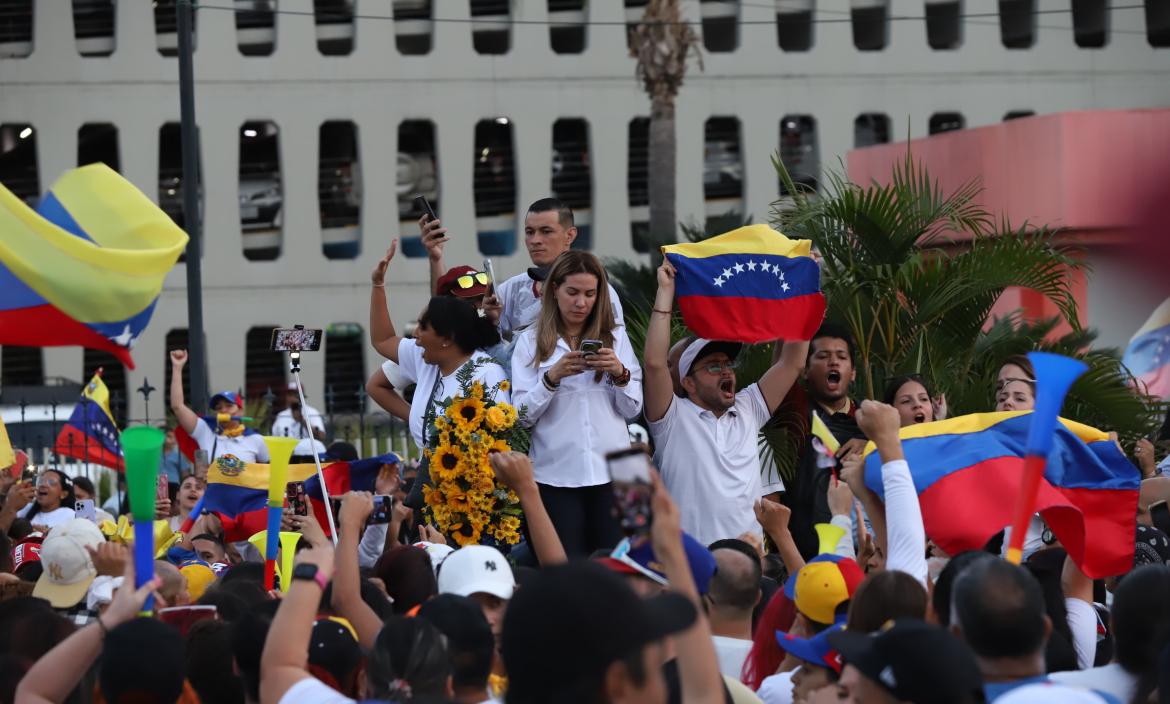 Ciudadanos, atentos en el norte de Guayaquil a las elecciones de Venezuela.