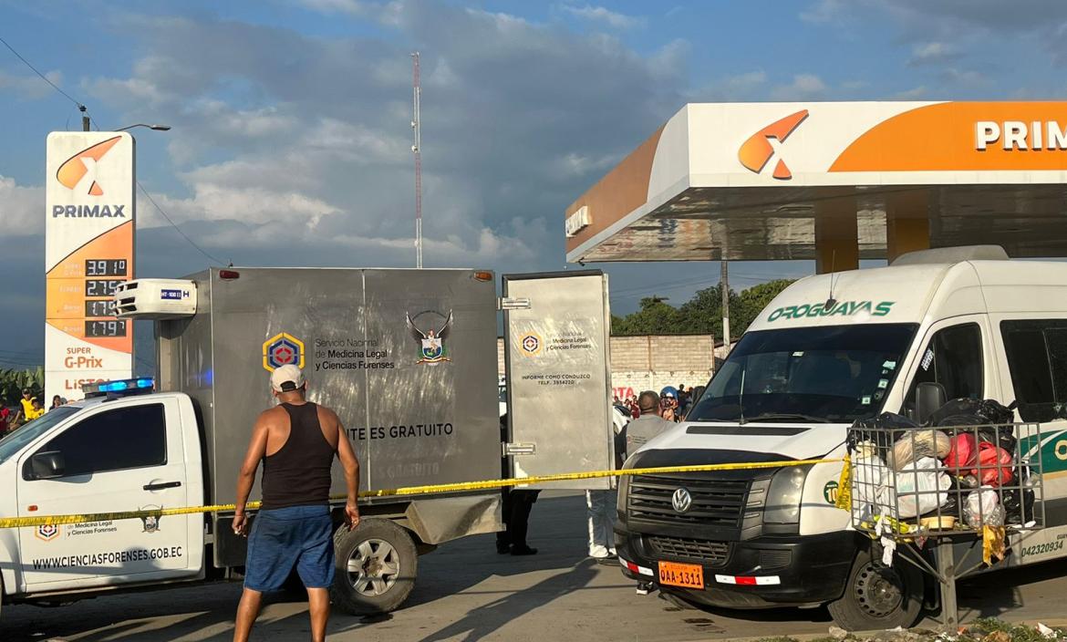 Dos de las víctimas quedaron en el interior de la furgoneta y la otra estaba fuera en el pavimento.