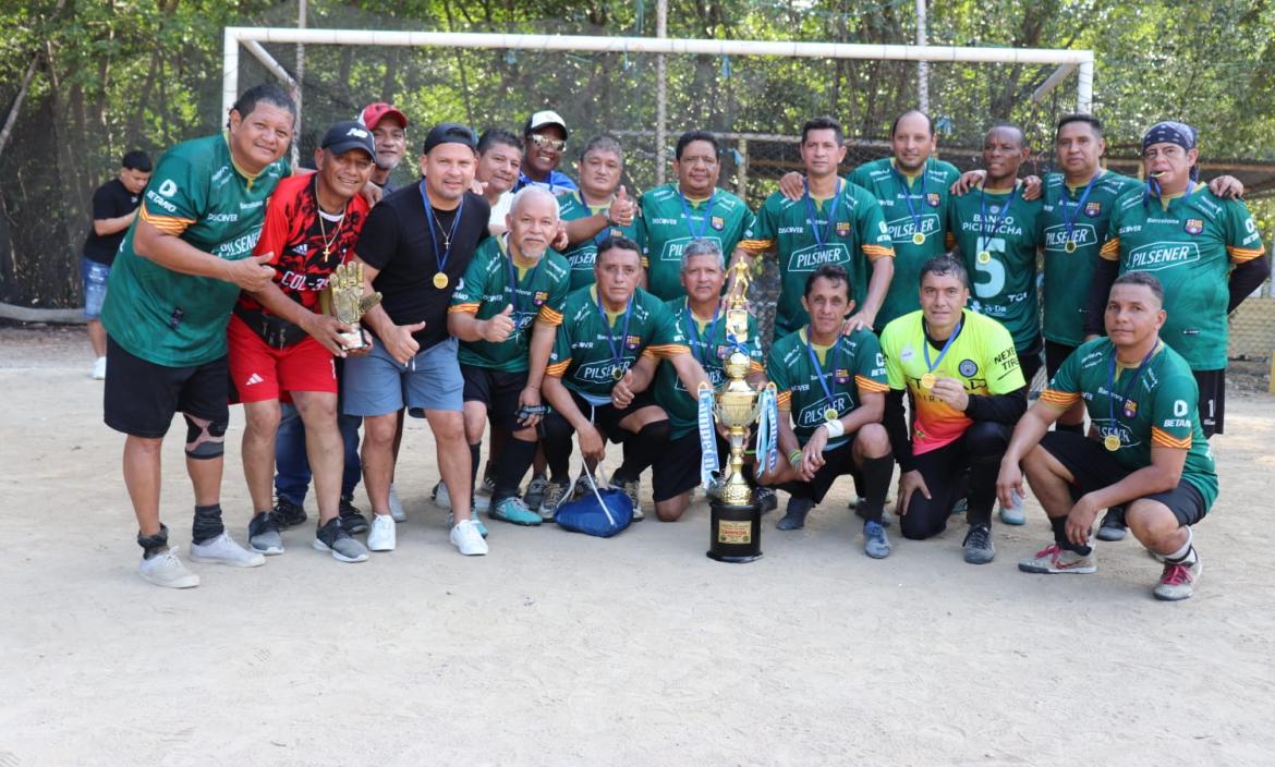 Los cracks de la sub-50 de Col-35 con la copa por ser los más ‘bacanes’.