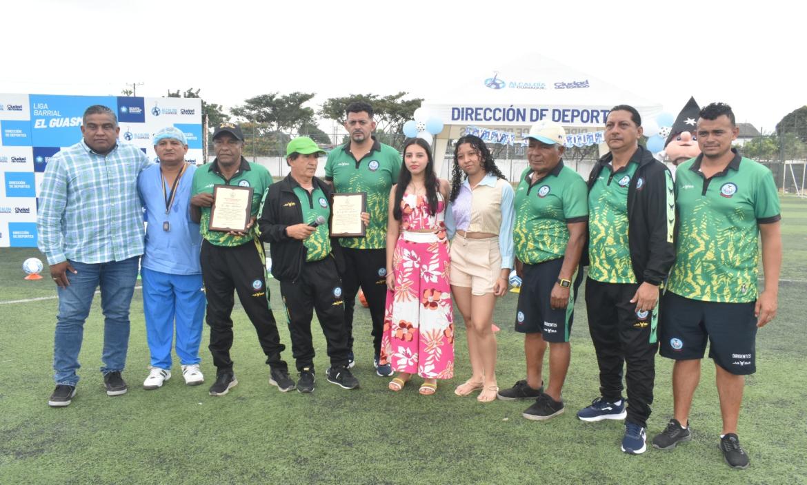 La Liga El Guasmo inauguró sus torneos en varias categorías.