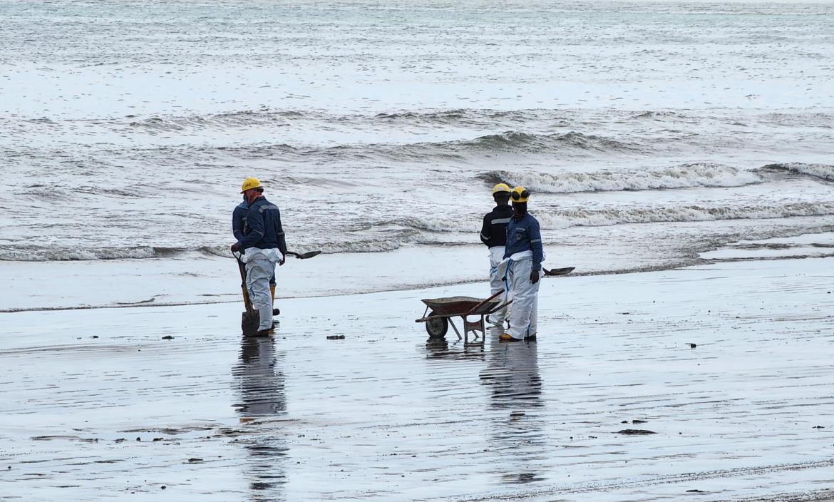 El petróleo afectó gran parte del turismo en la playa Las Palmas.