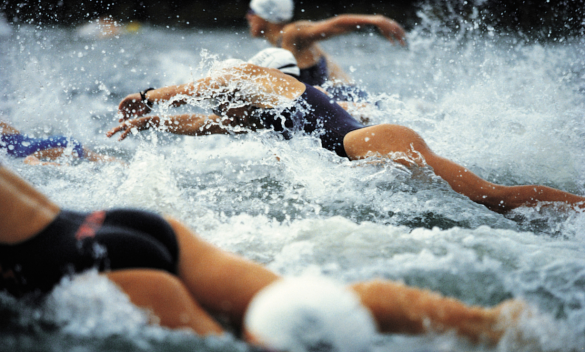 Referencial: las triatletas de París 2024 cumplen con 1.500 m de natación.