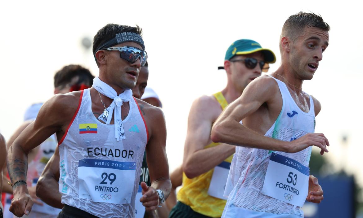 Daniel Pintado (izq.), en los 20 km marcha de París 2024.