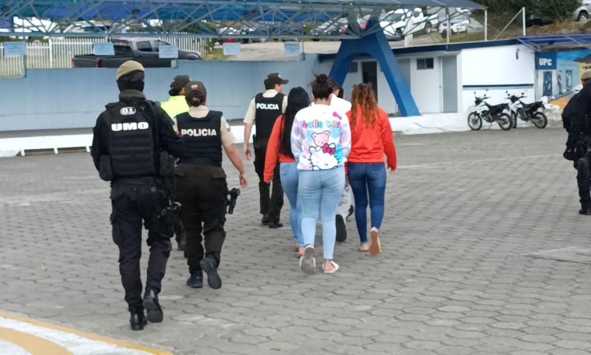 Las personas fueron aprehendidas en Loja.