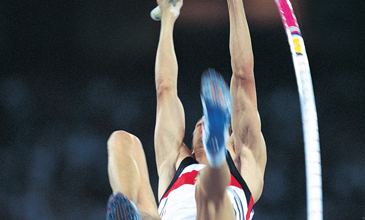 Referencial: un desafortunado suceso sufrió un atleta de salto con pértiga en París 2024.