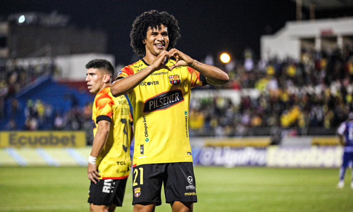 Eduard Bello marcó un golazo en el debut con Barcelona.