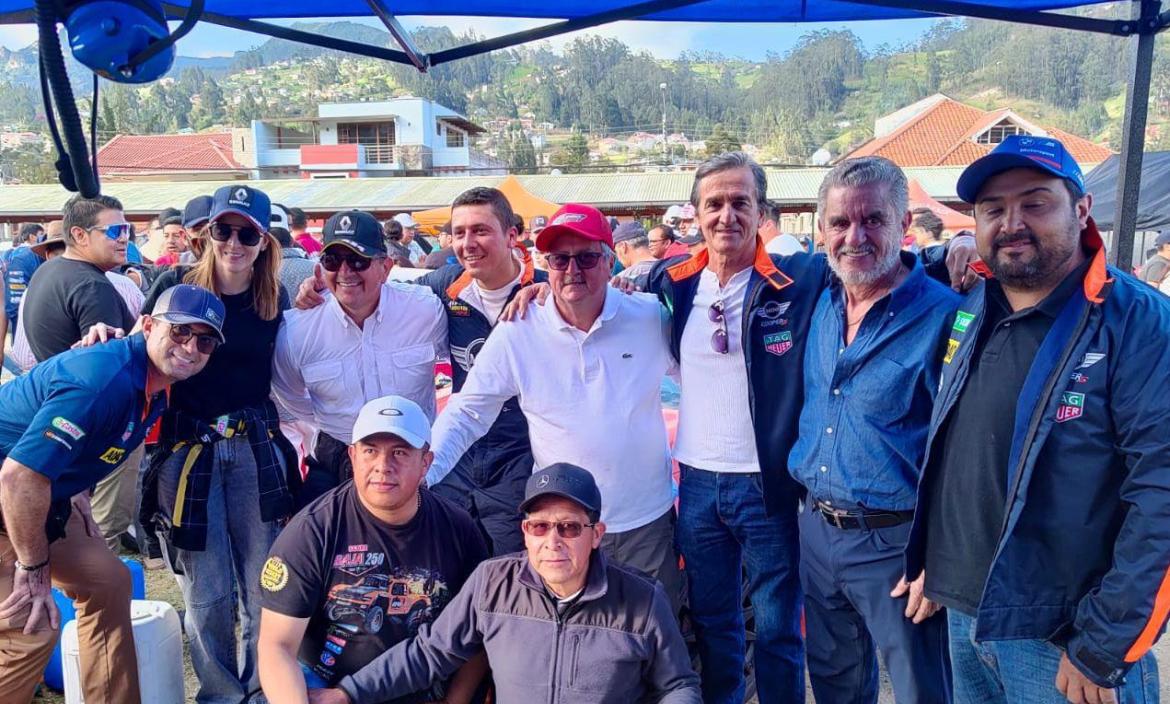 Los miembros del team Gilbert con los premios ganados en el circuito.