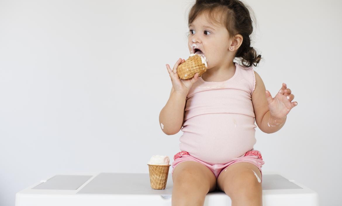 niña comiendo helado