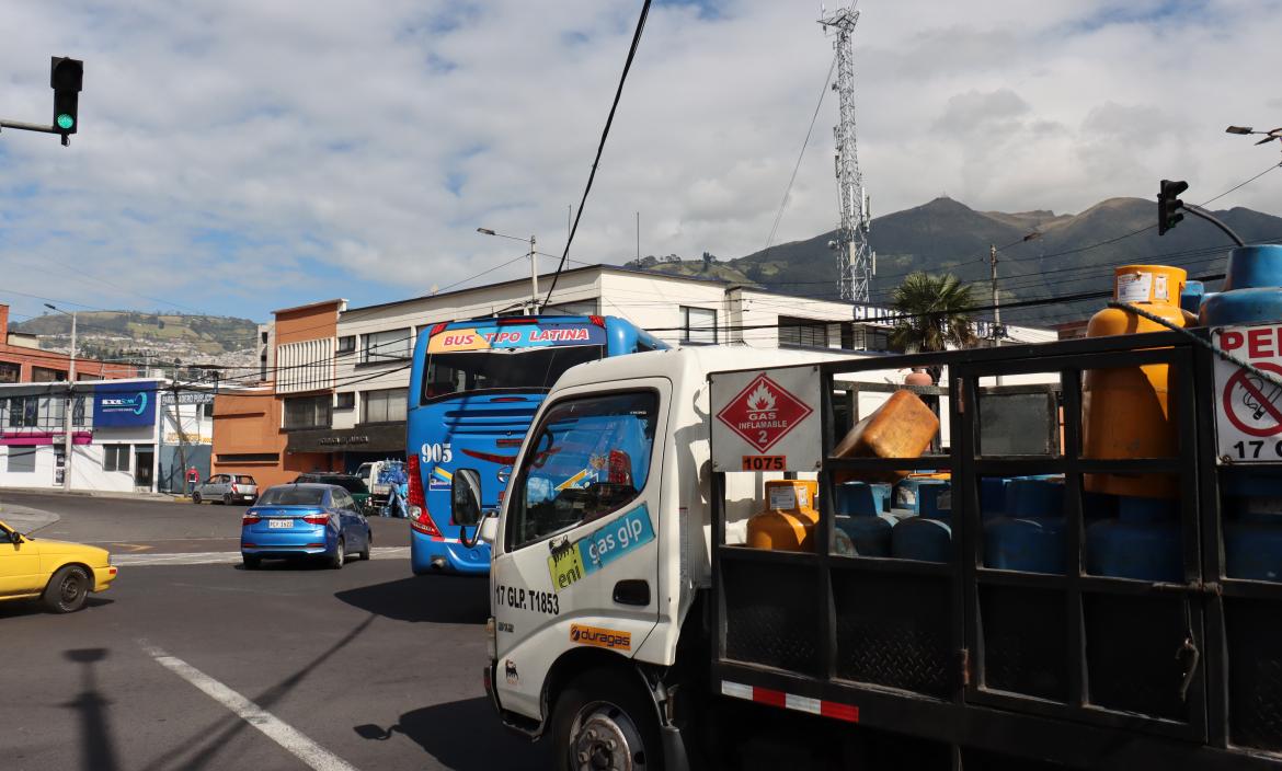 En esta imagen se puede ver el bus azul y otros autos que, pese a la luz roja, cruzaron.