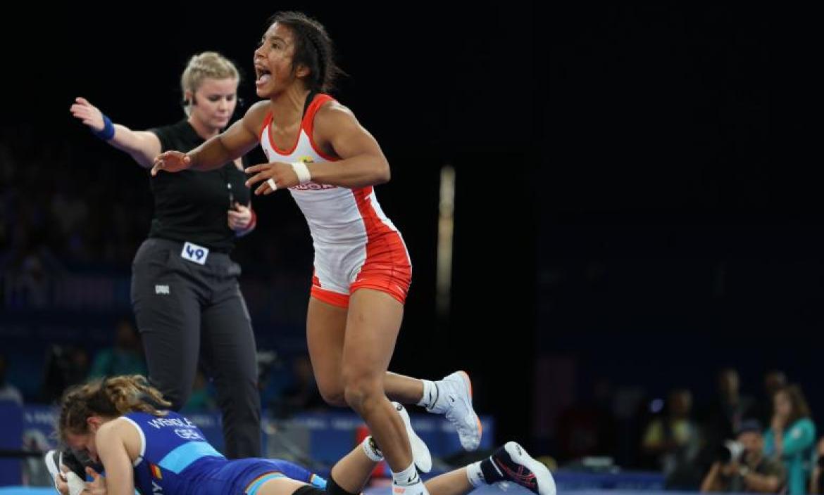 Lucía Yépez, victoriosa en semifinales de la lucha libre de París 2024.