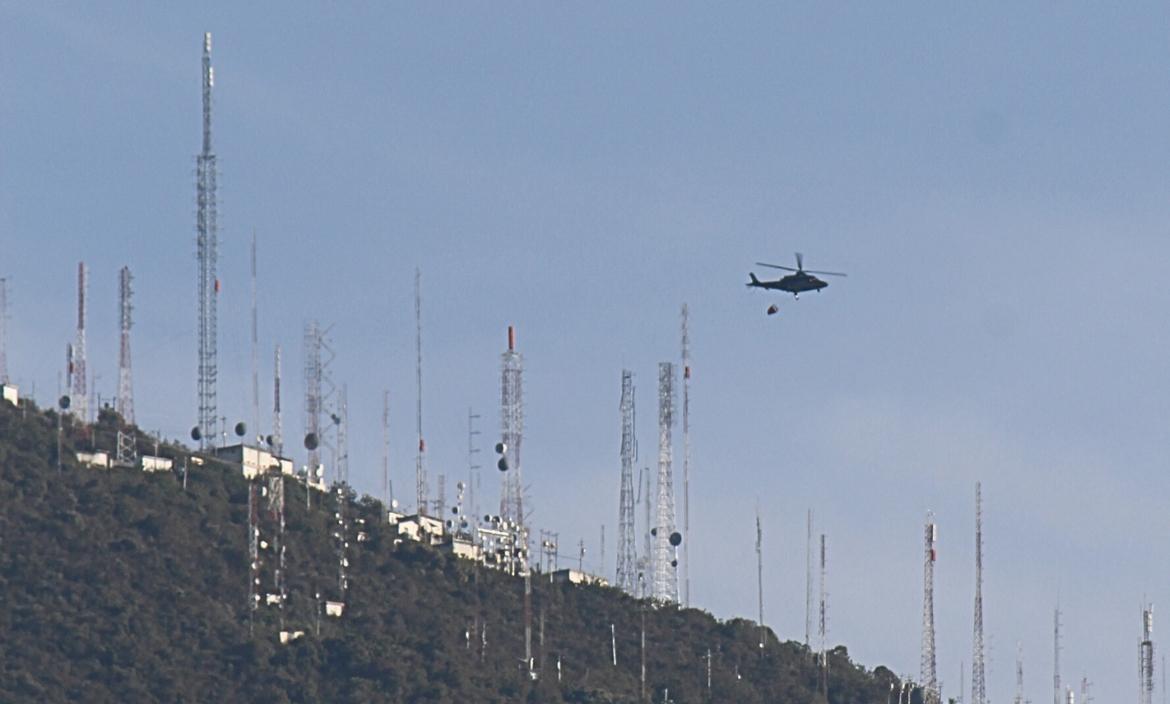 Un helicóptero, con una canasta, es utilizado para atacar el fuego desde el aire, según ha podido captar EXTRA la mañana de este viernes 9 de agosto de 2024.