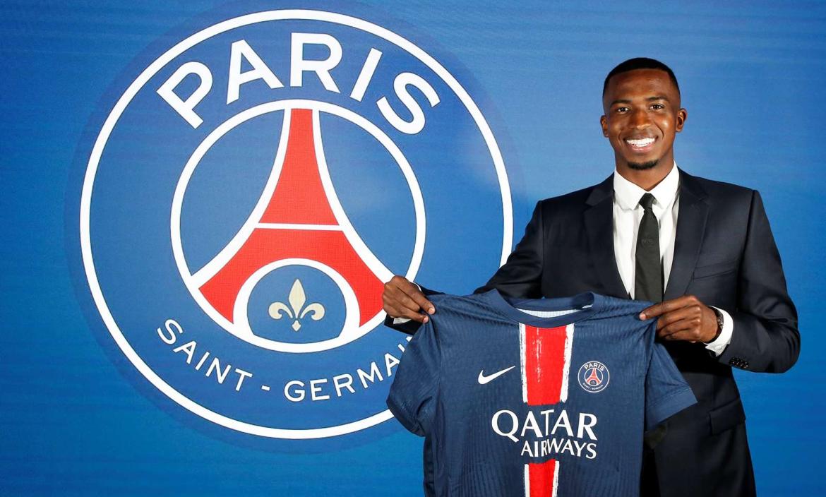 William Pacho se une al PSG.