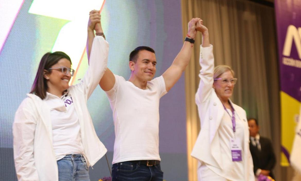 Daniel Noboa junto a su madre, Annabella Azín (d), y María José Pinto (i).