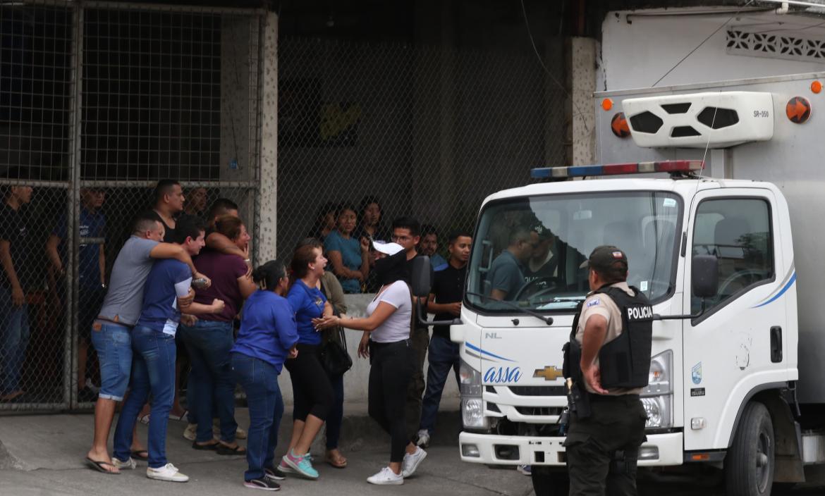 Familiares de las víctimas llegaron hasta el lugar del crimen.