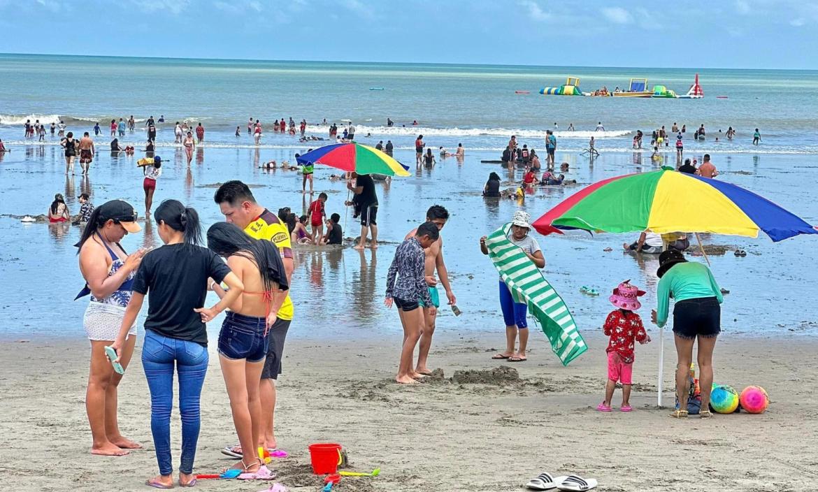 Las playas de Esmeraldas acogieron gran número de turistas durante el feriado.