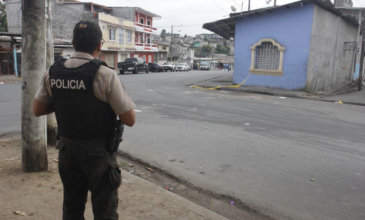 Este lunes, agentes policiales acudieron a la zona, en donde aún había restos de vidrios desprendidos del carro.