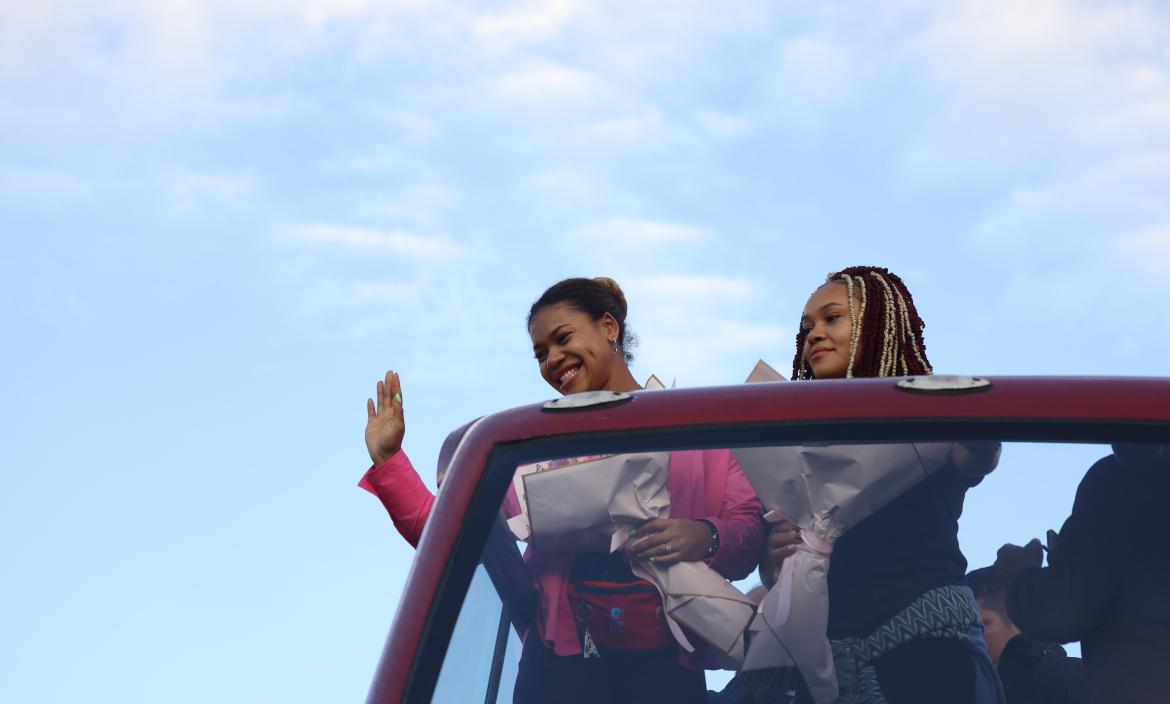 Neisi Dajomes (der.) y Angie Palacios al llegar a Quito.